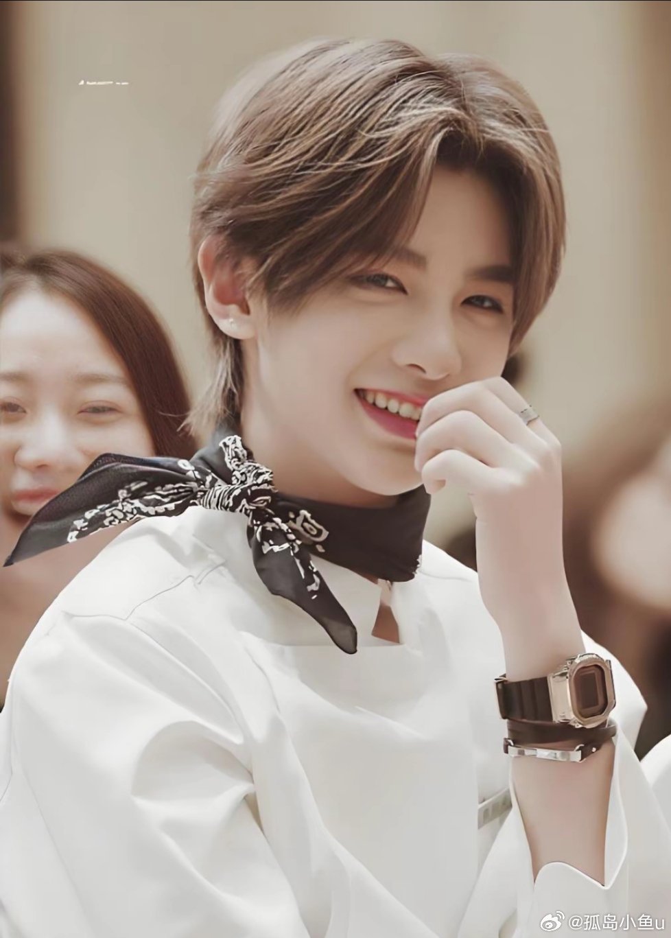 黄明昊 “你是晚夏遗留在深海里的星星，想把我所有的温柔都碾碎了给你.” 