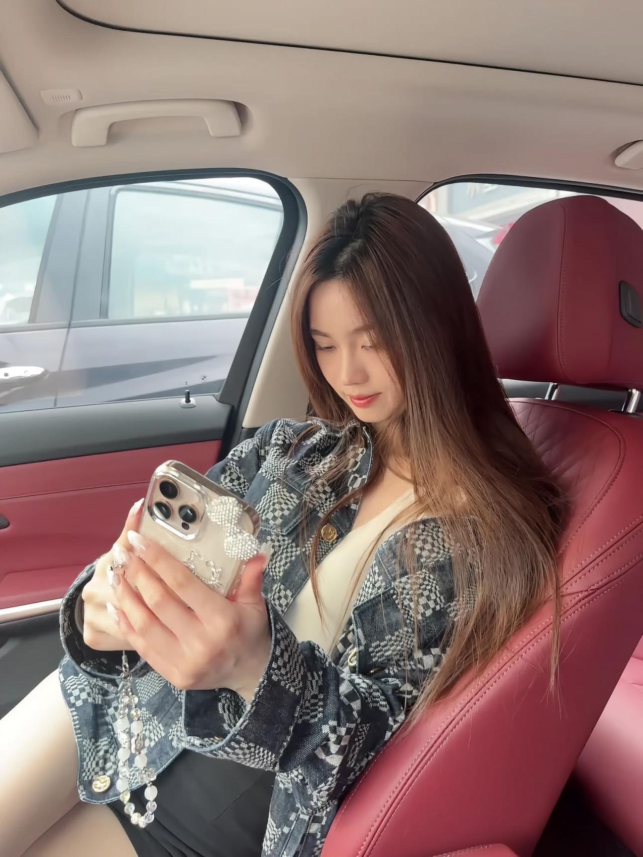 这应该是豪门千金吧，看着很有气质，很漂亮，看着她的车应该也是很贵吧，都是真皮座椅