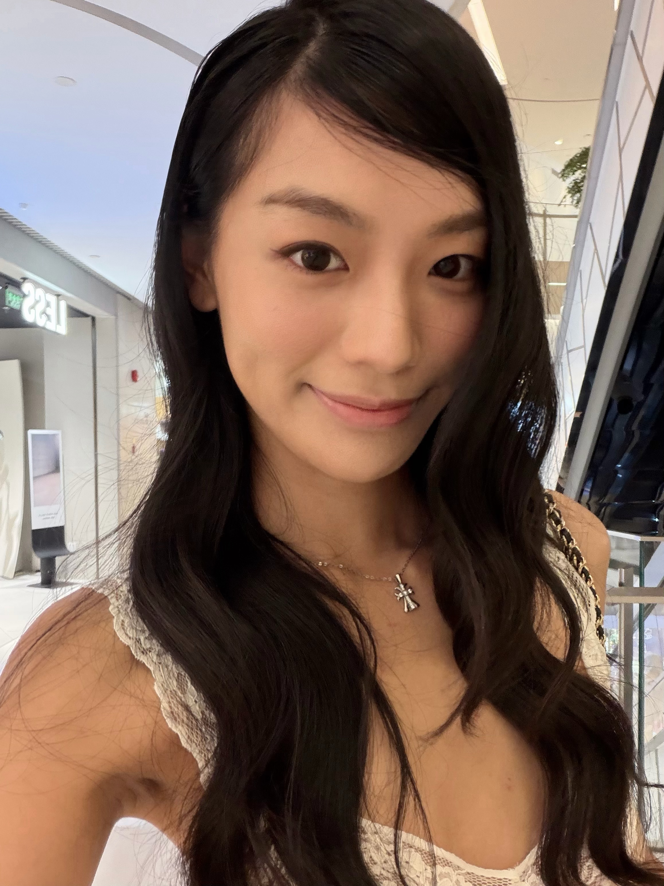 来理发店整了个新发型  发朋友圈收获三个差评 心情是把你们三个都删了
