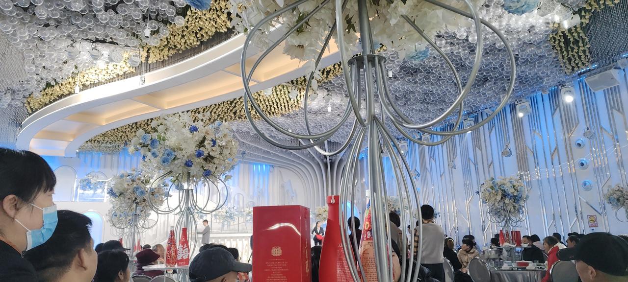 踏入这场以蓝白为主调的婚礼堂，瞬间被温柔的浪漫包裹。发光的阶梯蜿蜒向上，像是通往