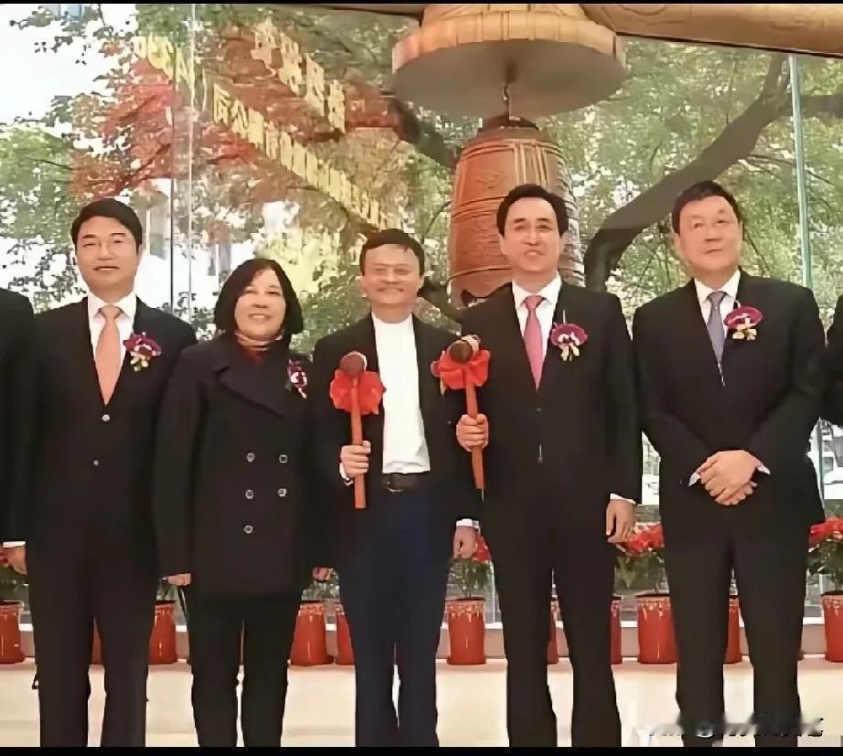 许家印是进去了，但留下的故事还有很多。

当年，能与许家印合影留念是多么荣光的一