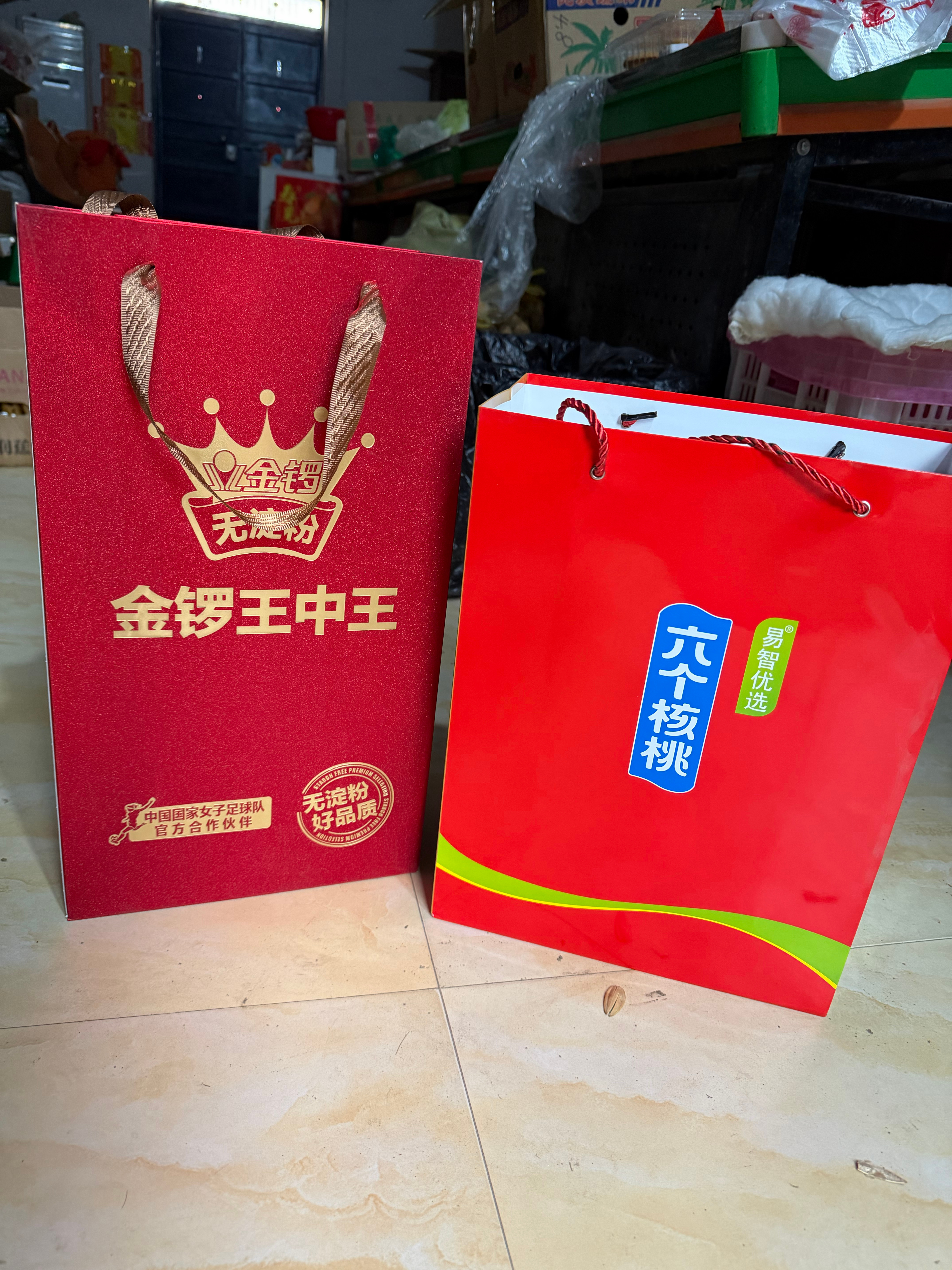 正月十六回娘家走亲戚，火腿肠和六个核桃这是必选，等下去岳父家，中午又是好酒好菜 