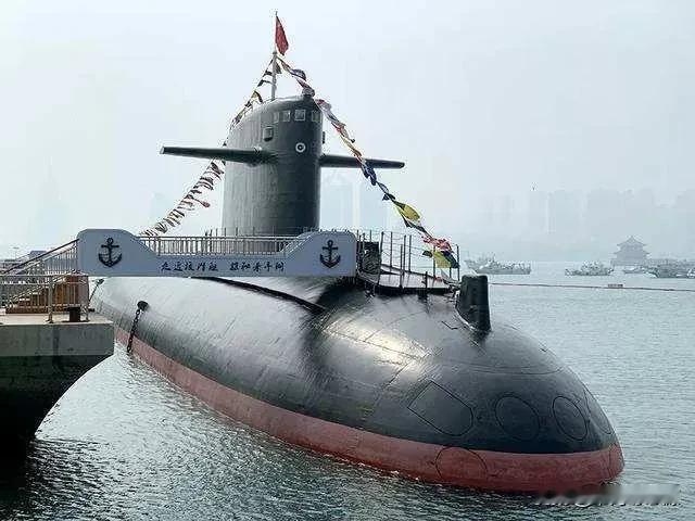 同一艘钢铁巨舰，2026年依然在青岛海军博物馆的码头上静静停泊，每年吸引着数百万