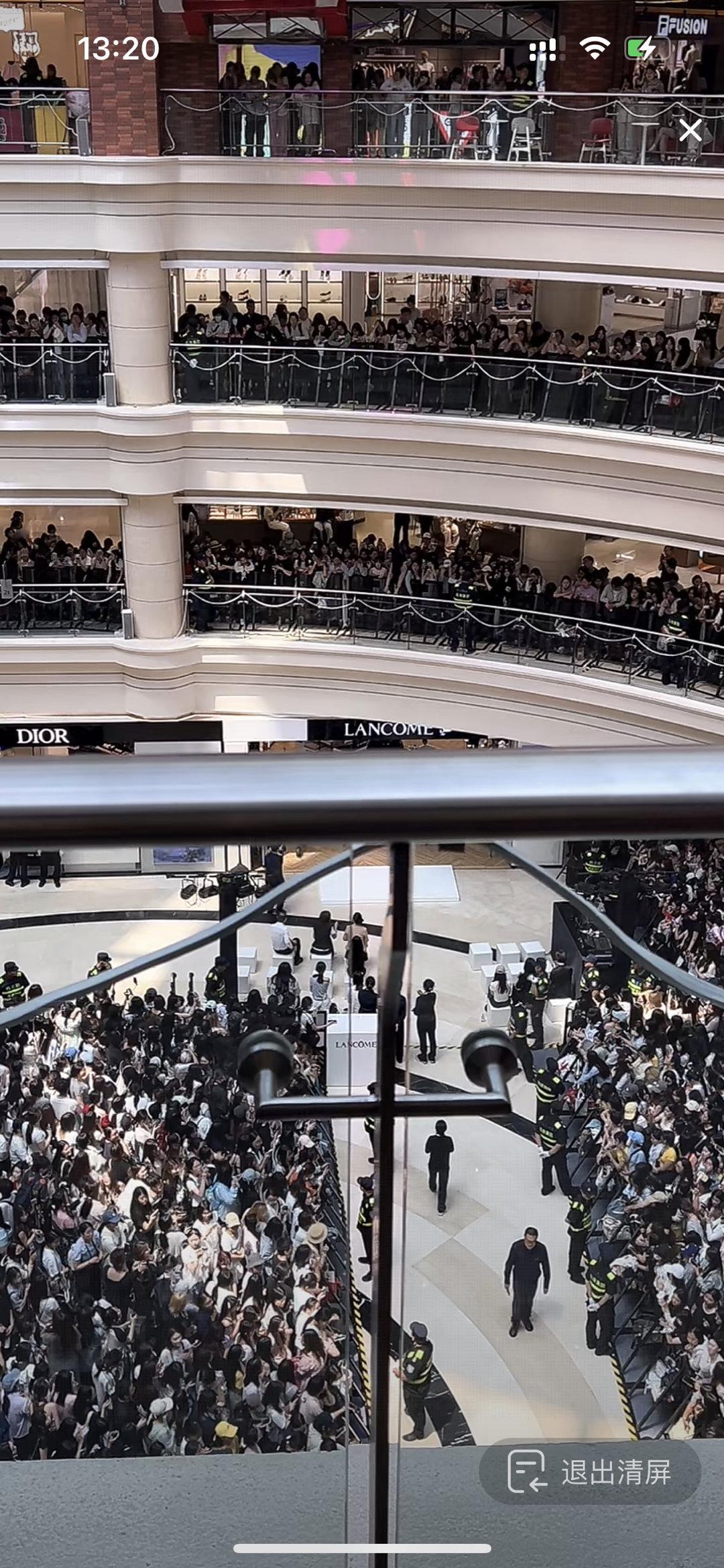 张凌赫石家庄张凌赫线下人气，撕拉片后大家都吻了上来 ​​​