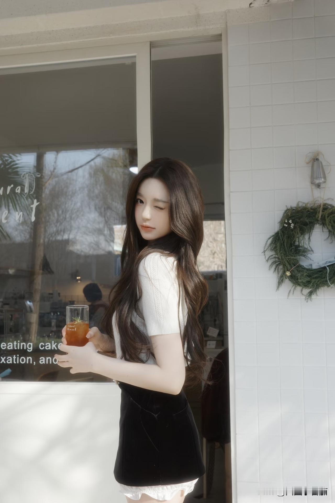 不说“你是我的全世界”
而是“一想到你，我就变温柔了”
PS:确实喜欢这个发色