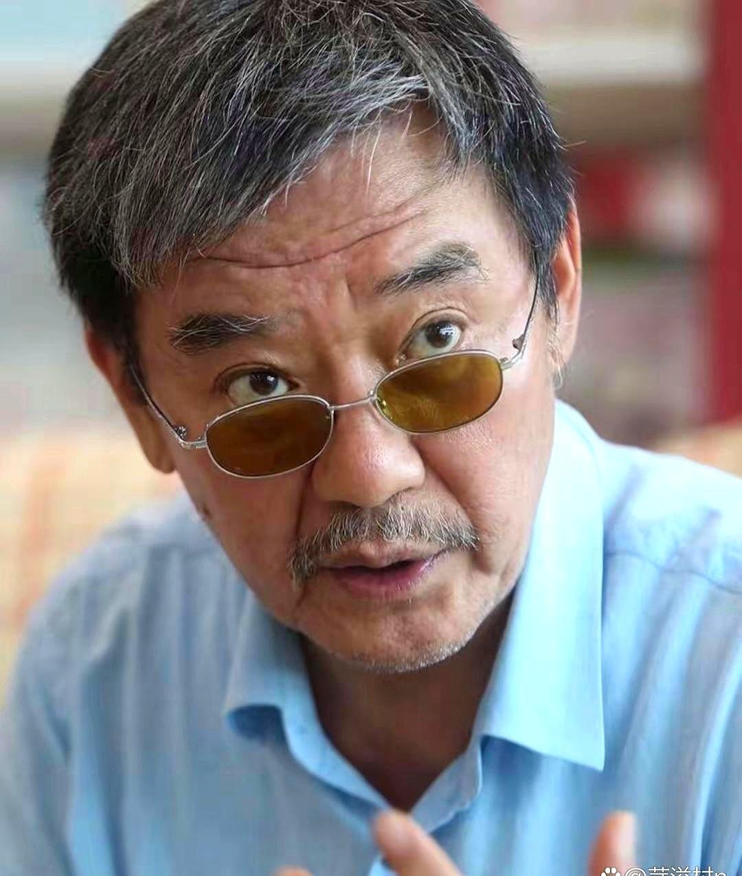 你敢信？
老戏骨李立群20年前在上海买房，竟然靠租客把房贷给“对冲”没了，现在那