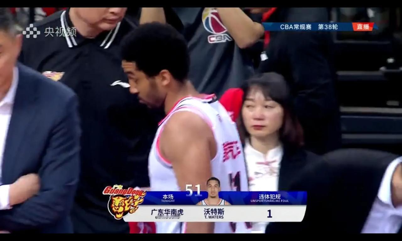 沃特斯报复绊倒孙浩钦，累积5违体，下轮停赛不能打浙江，广东可能放弃他


CBA