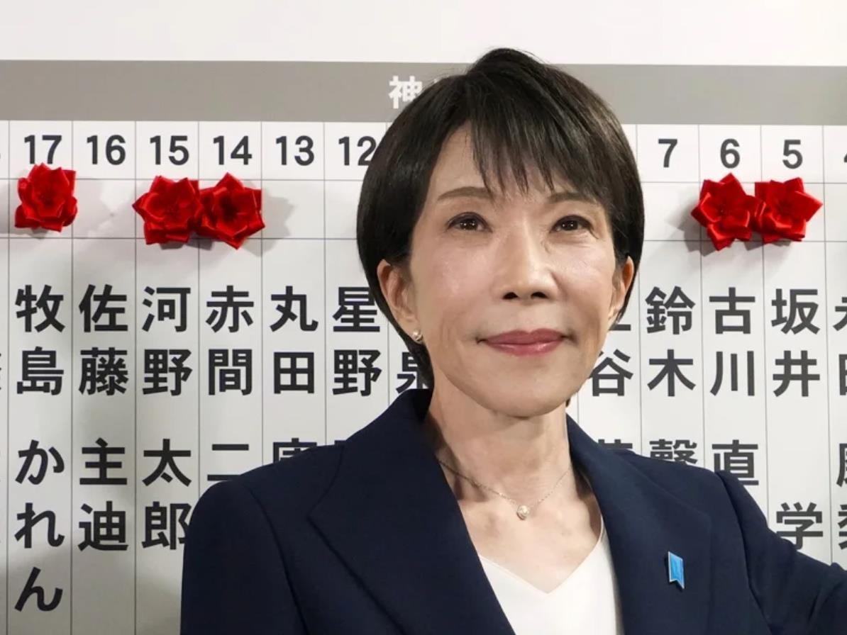 东京街头的抗议声浪正冲破首相官邸的围墙，日本在野党与数万民众齐聚池袋站前，手举 