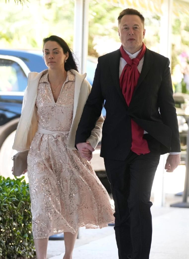 全球首富马斯克周日（1日）罕见地牵着为他诞下4个孩子的Neuralink营运和特