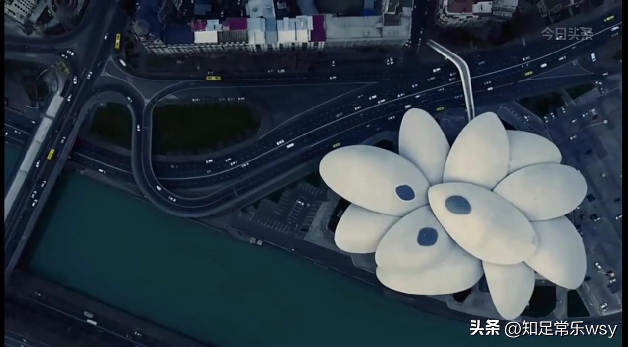 有没有人知道这是哪里的地标性建筑物，还有这么好看的立交桥？