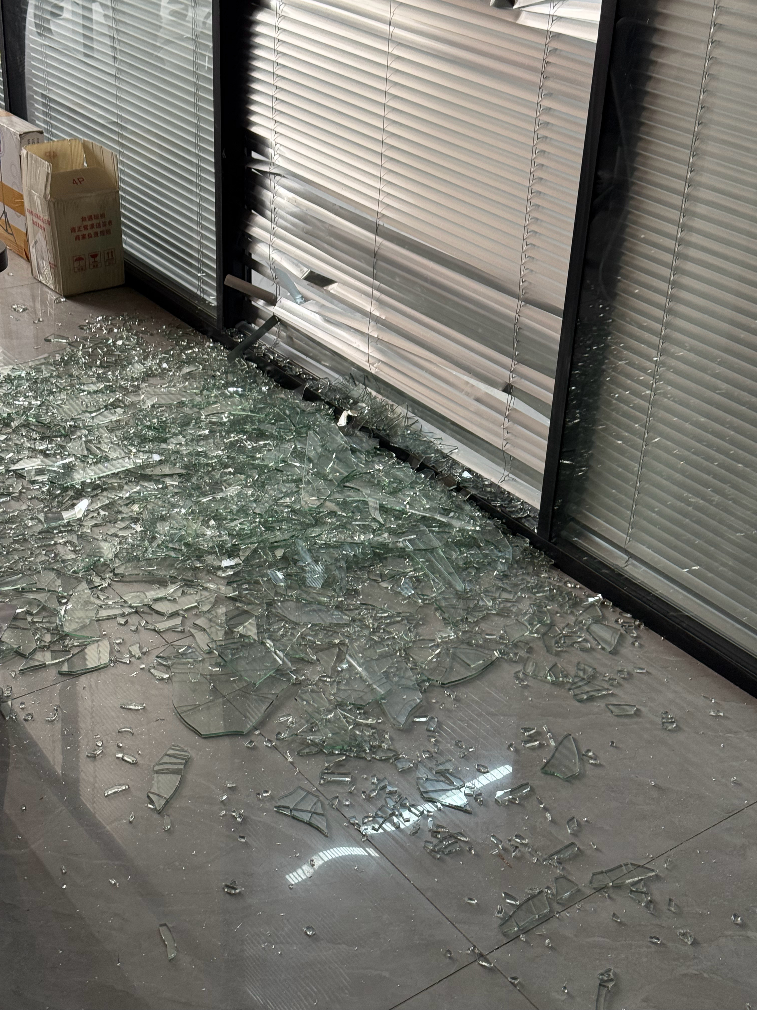 天塌了，办公室又碎了一地的玻璃[苦涩]自爆率有点高，这一面墙2年碎第3块了 ​​
