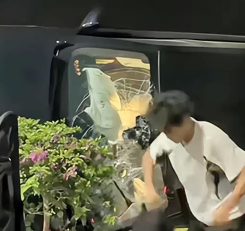 “全网破防！” 广东汕头凌晨三点空荡荡的街头，一名年仅 18 岁的少年，凭着一腔