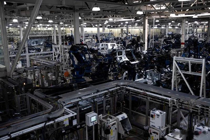 【关税冲击美国制造业陷入疲软】（路透社）——美国 6 月份制造业依然低迷，新订单