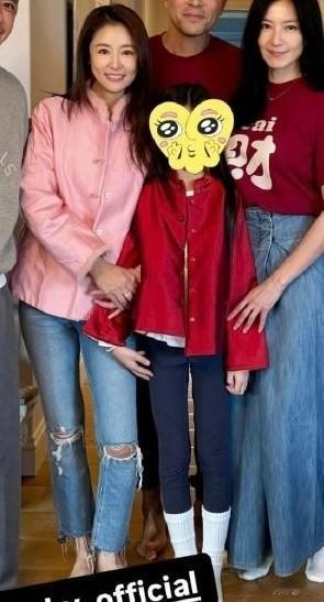 林心如9岁女儿身高140cm 班上女生里超亮眼
 
林心如与霍建华的9岁女儿身高