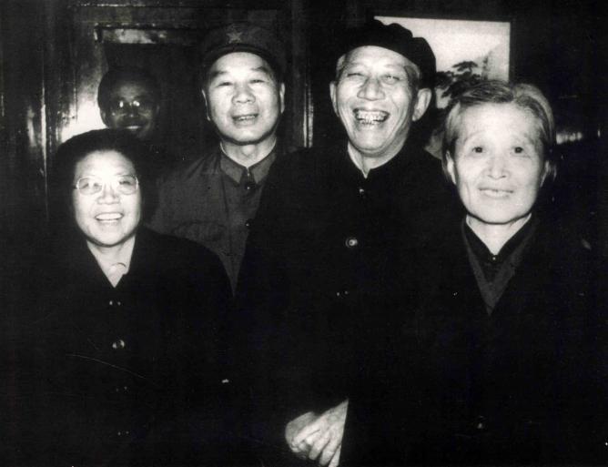 1981年，开国上将杨成武和开国上将王震夫妇罕见合影。
解放战争时期，王震是第一