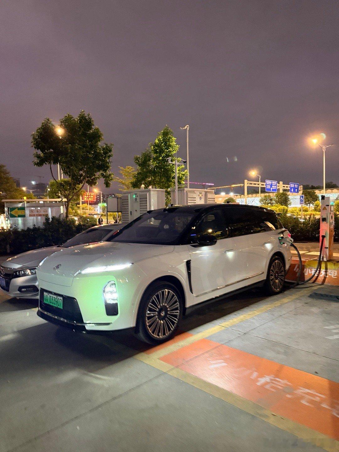 哪个大聪明给我插的充电枪！[微笑]欧尼茜茜蔚来全新es8 ​​​