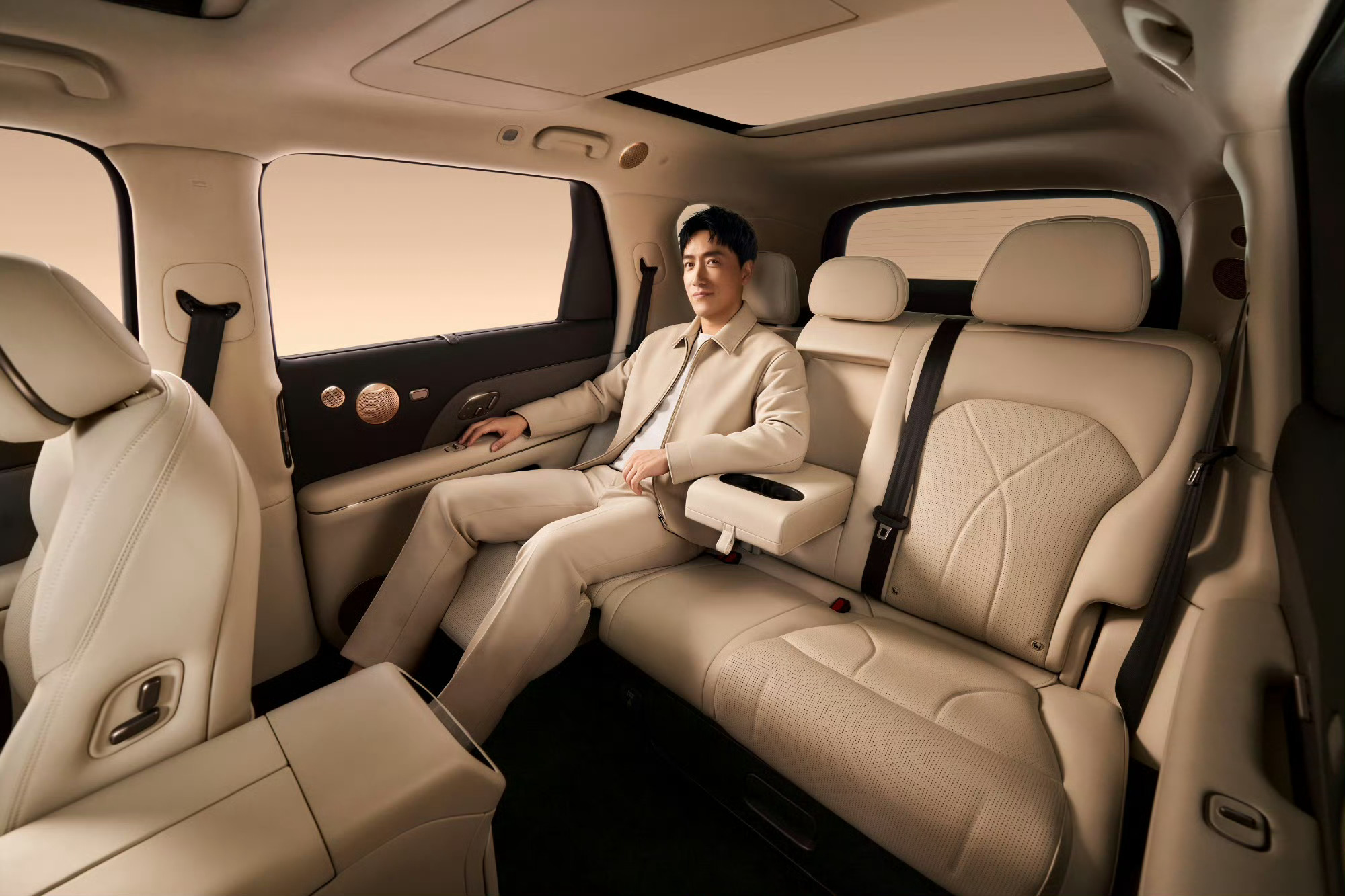 智己LS8震撼上市24.98万起不到三十万，线控方向，四轮转向，超级混动，月底约