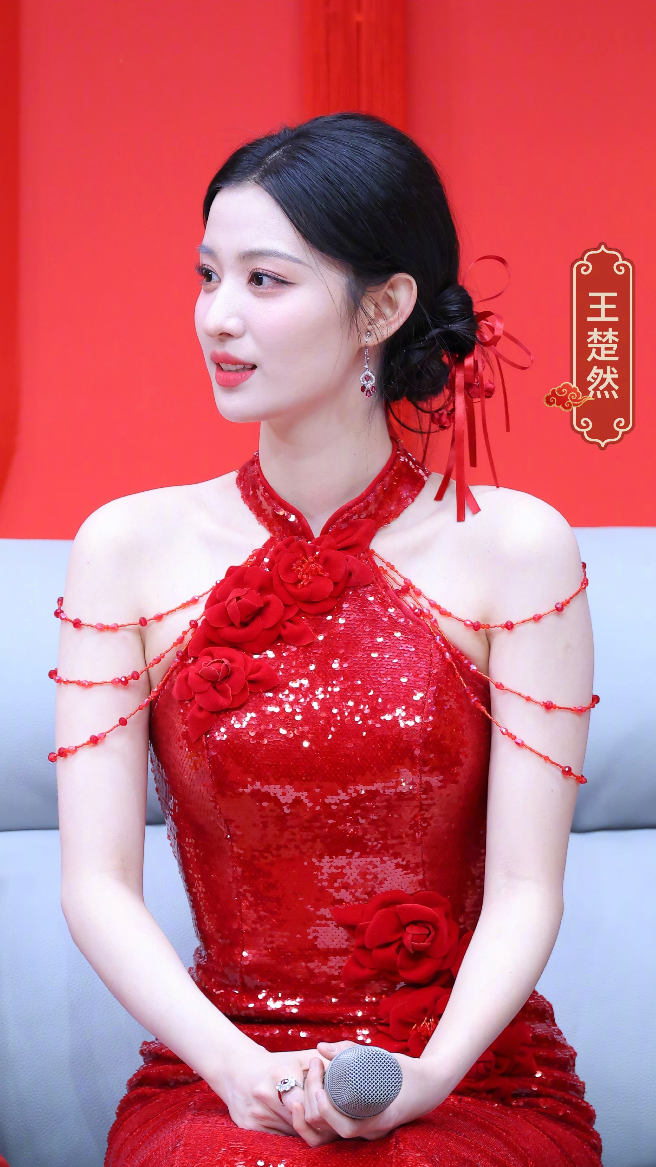 小船春晚第二条红裙造型，这套好看！！！！王楚然春晚第二套王楚然春晚第二条红裙造型