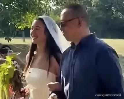 姜文女儿姜一郎在法国举行婚礼，为何她的小腹引起广泛关注？
姜文的女儿姜一郎近日在