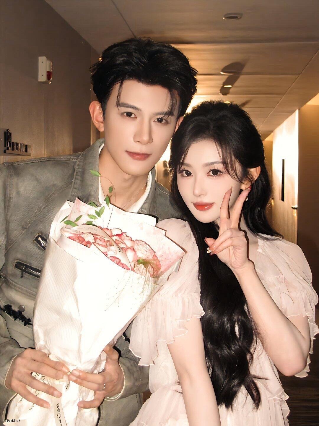 孔雪儿吃齐旻这套 嘴角压不住了，完全压不住。你俩这眼神交流确实甜到齁，导演们赶紧