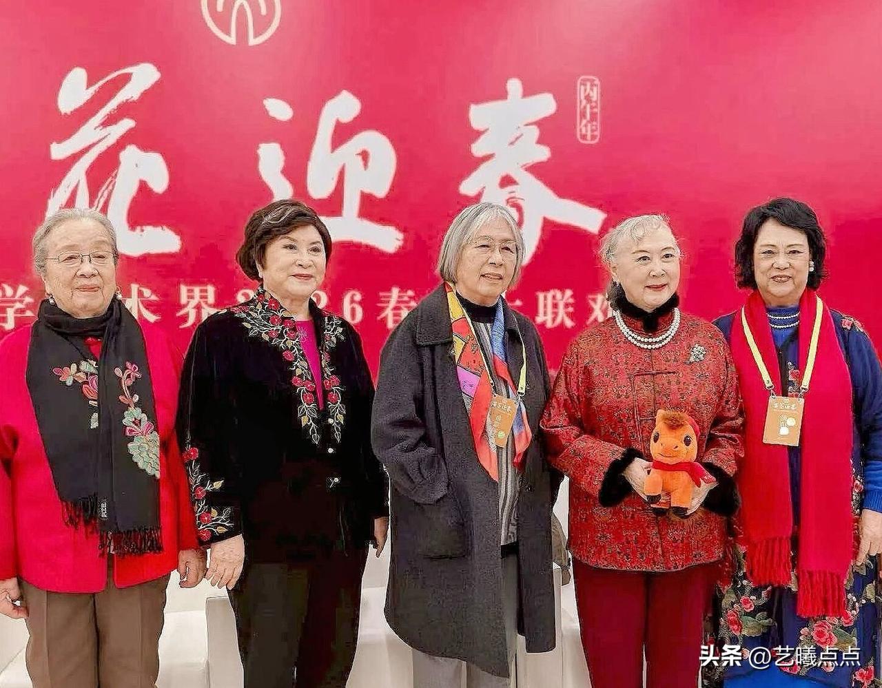 看到五位老艺术家同框，一眼就认出“李铁梅”刘长瑜（右二）啦。
她可是上世纪六、七