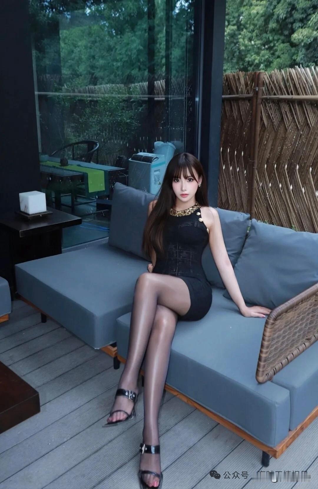 优雅黑裙，清新户外，静享时光