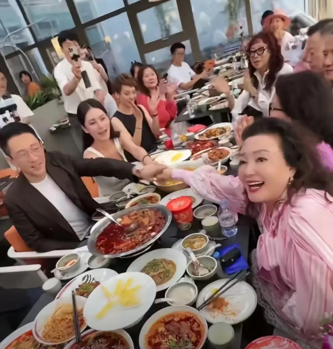 呵呵，有的人就是敏感
看到兰姐和汪小菲马筱梅三人做这个动作
就说人家想气大S，让