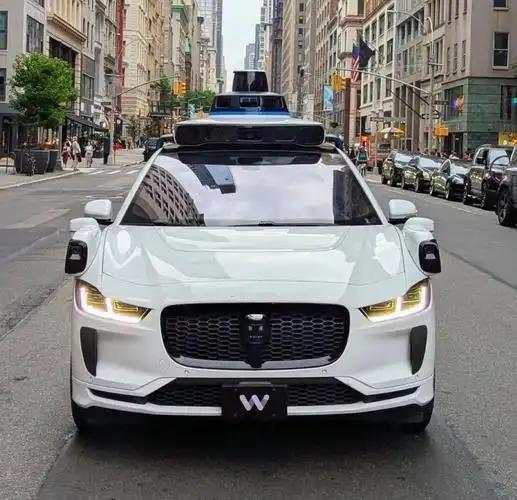 没人开的出租车街上跑，68% 车祸率对比人类司机，靠谱吗？

美国街头居然有没人