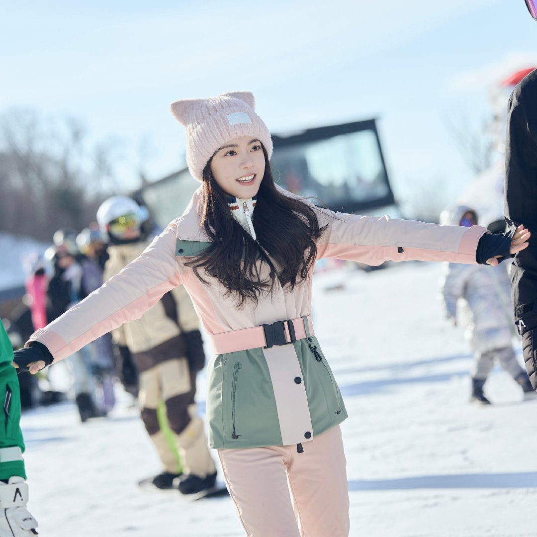 赵今麦滑雪vlog赵今麦分享聂曦光滑雪vlog，一身粉色滑雪服在雪地里超吸睛，简