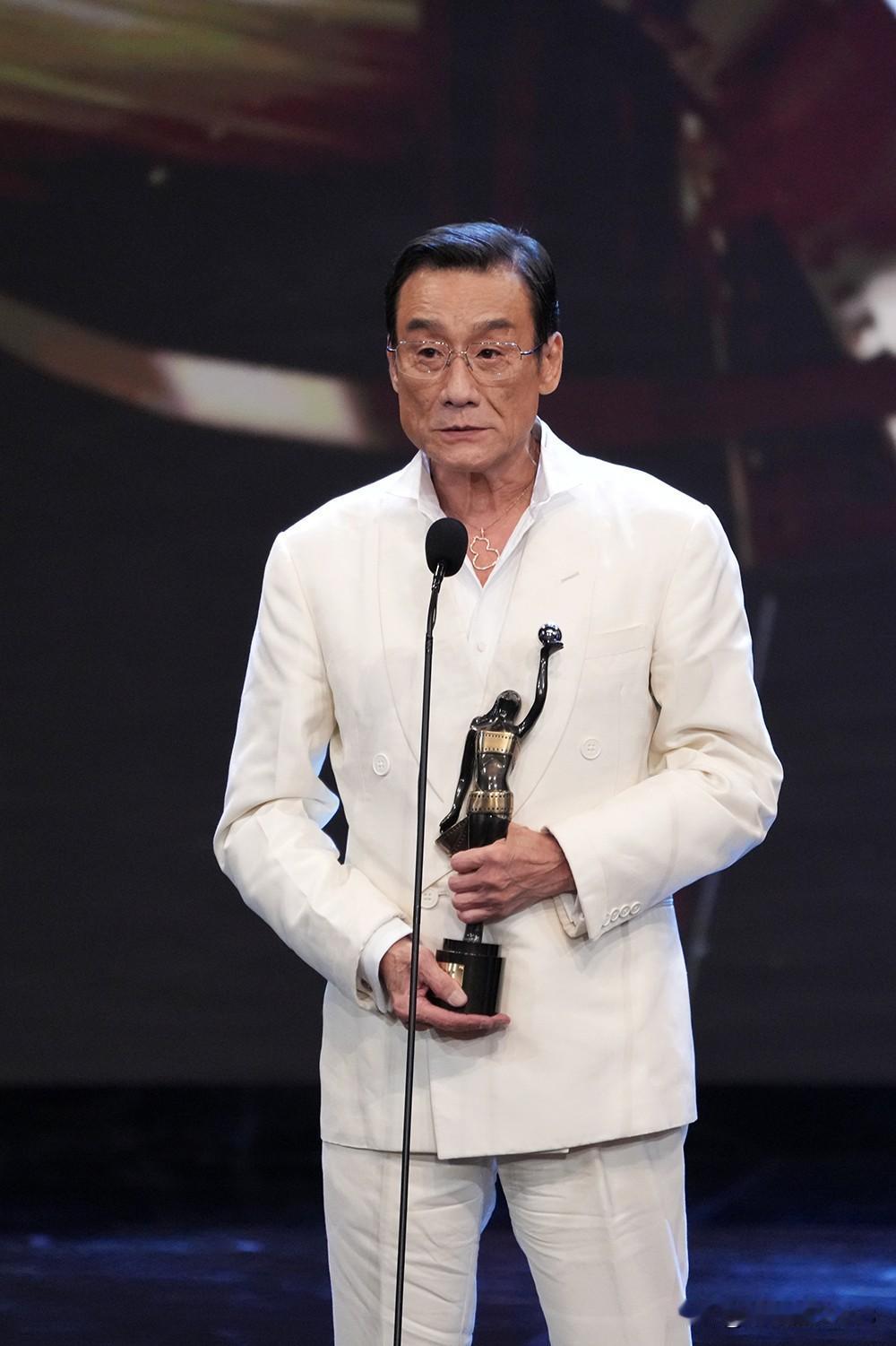 如何评价梁家辉在影视界的地位梁家辉堪称香港影坛的"千面影帝"：26岁凭《垂帘听政