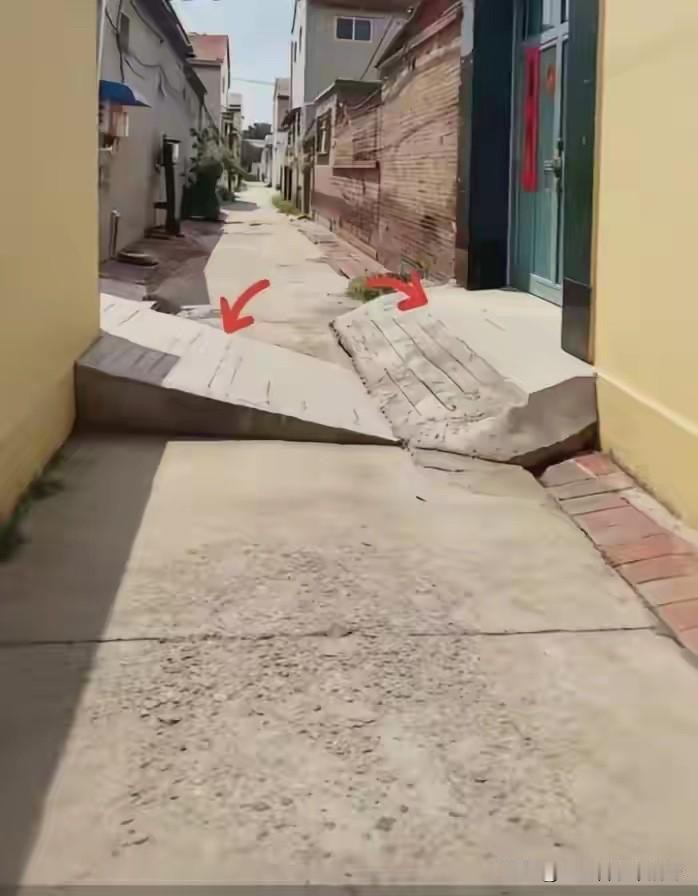 实在搞不懂这两户人家，都把自家门口的台阶修到路中间了，难道这周围的邻居们都没有意