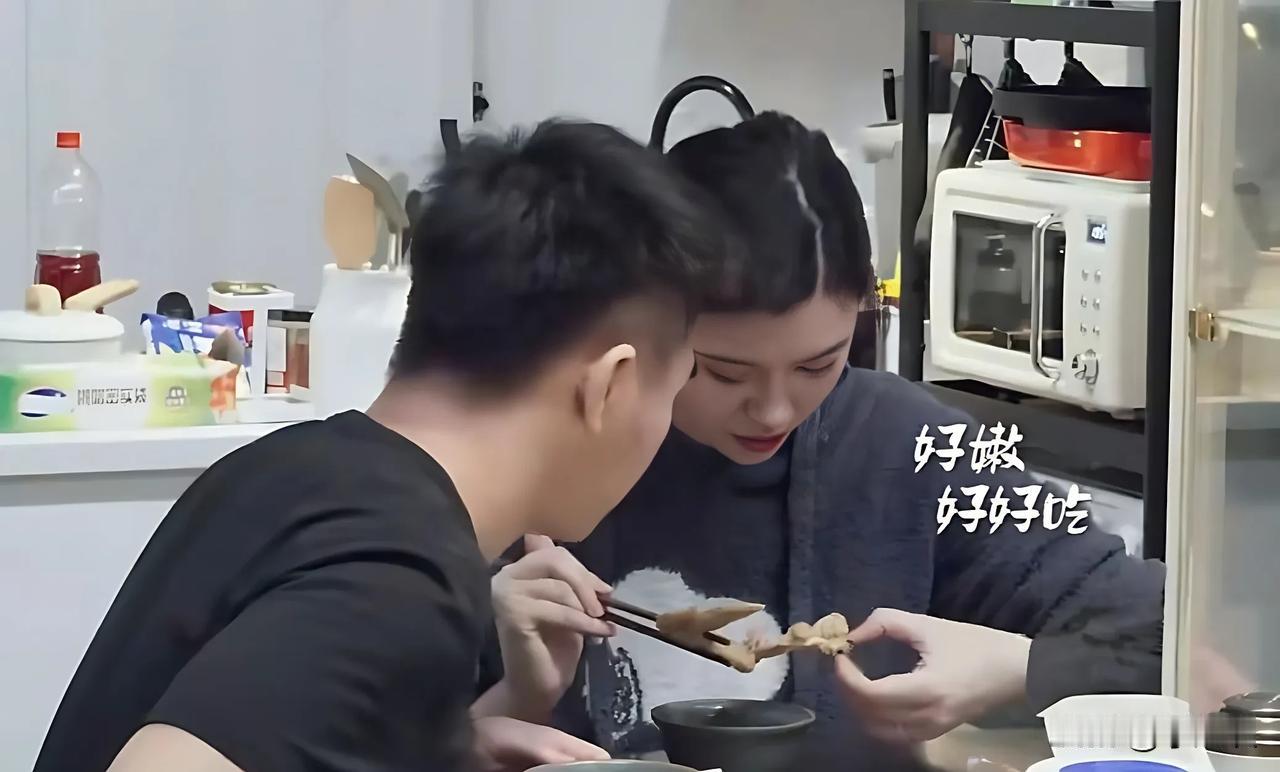 何猷君不装了

原来他并不是表面上看起来那么老实清心寡欲

证据在这

录节目时