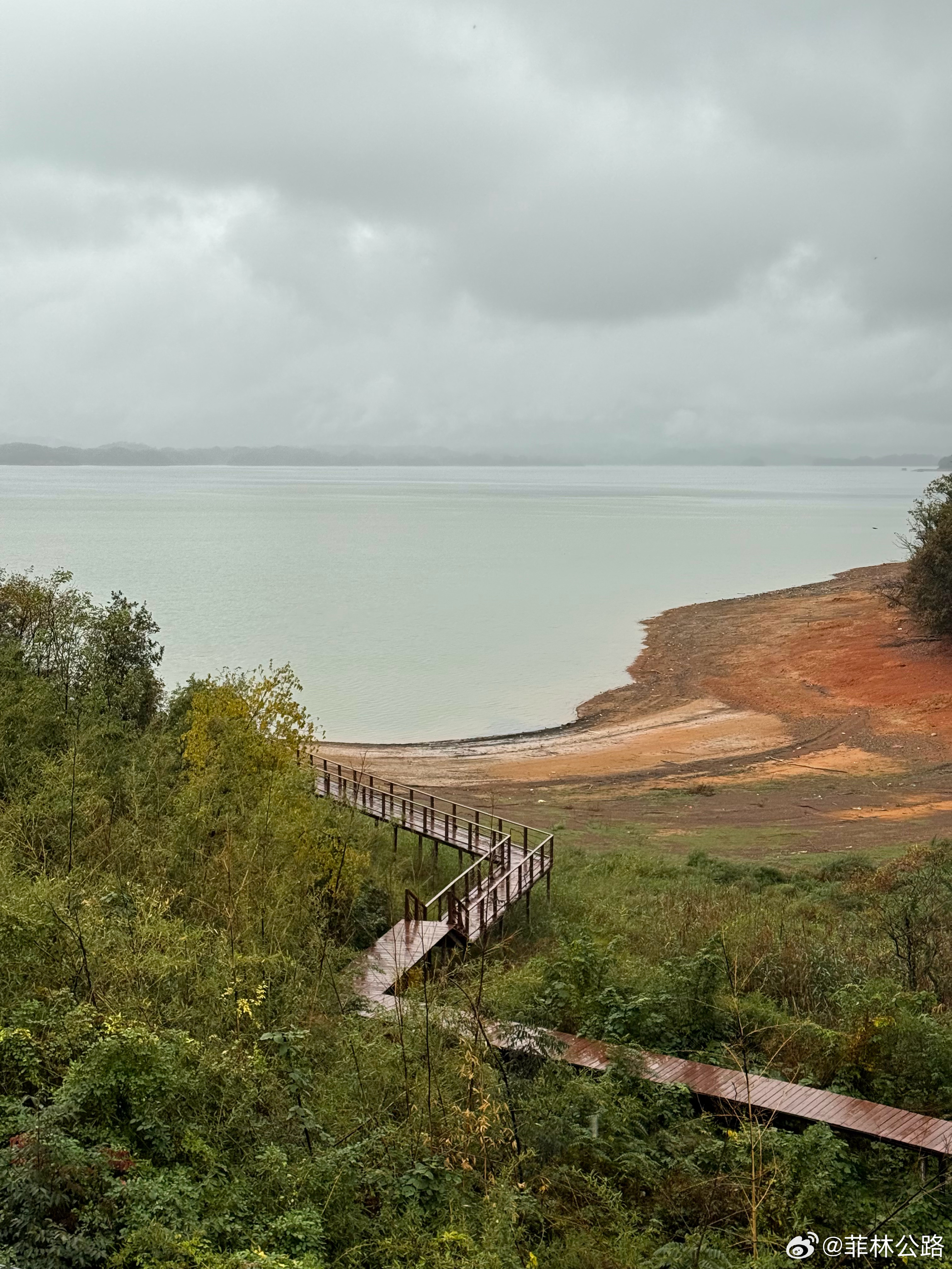 住了一个很好看的酒店，正好赶上雨天，安安静静在椅子上听雨网红酒店酒店  ​​​