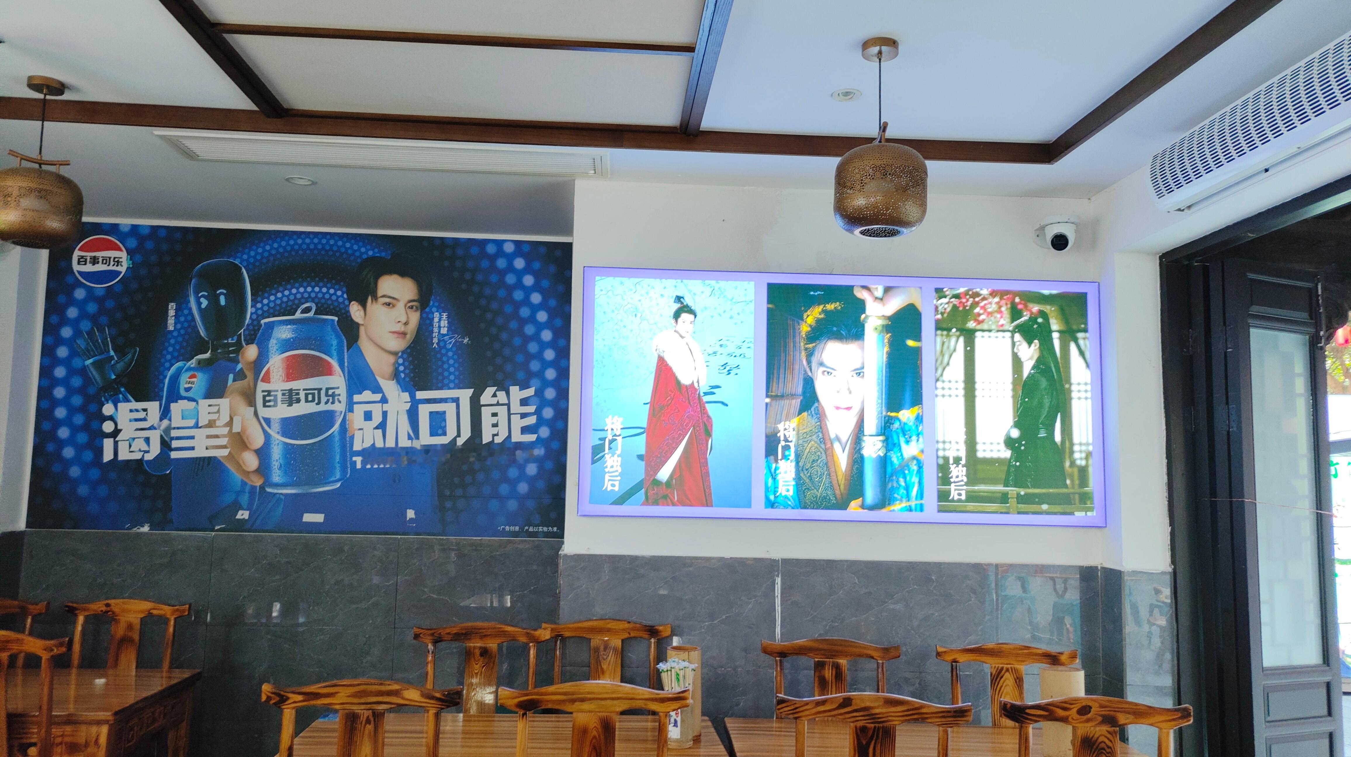 棣爸店里现在的海报主要就是《大奉打更人》《咸鱼飞升》和《将门独后》了。一部是还有