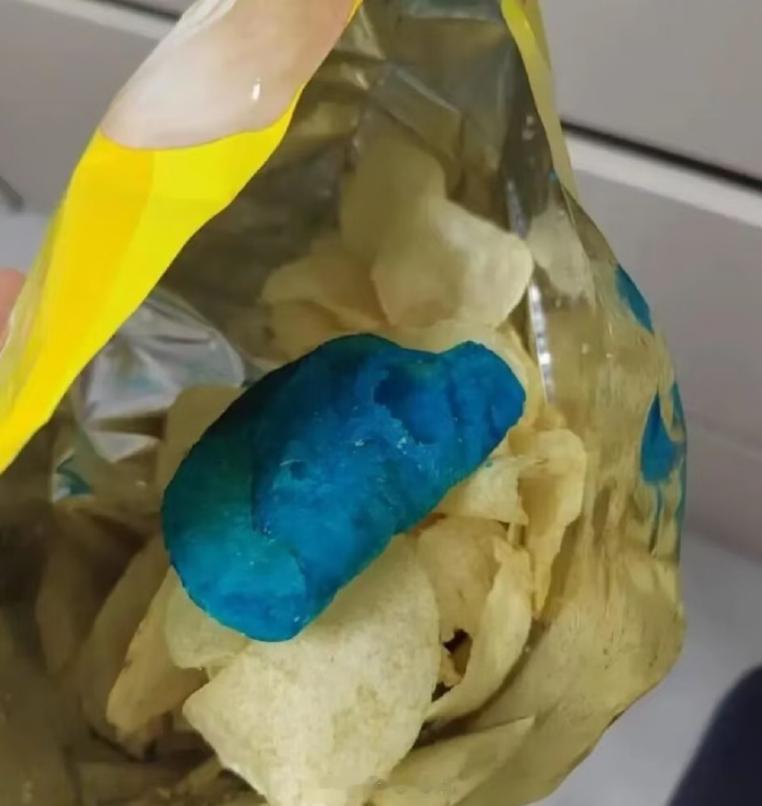 乐事回应薯片中被曝出现蓝色异物 食品安全大于天，坐等检验结果。总不可能是土豆出轨
