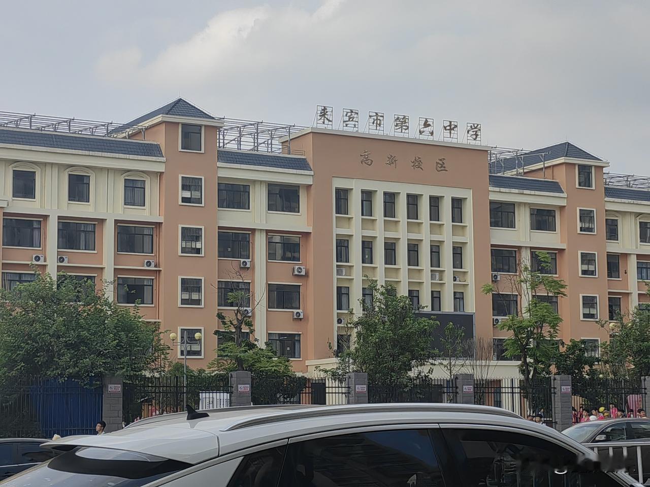 有少数一些教室已经由家长众筹买了空调安装上了，绝大部分教室还没有安装，这些家长是