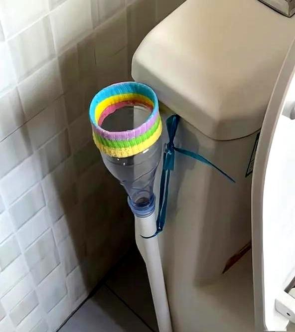 看到这哥们发的动态，说家里有个“洁癖母老虎”，地位低到尘埃里。
这一幕，像极了我