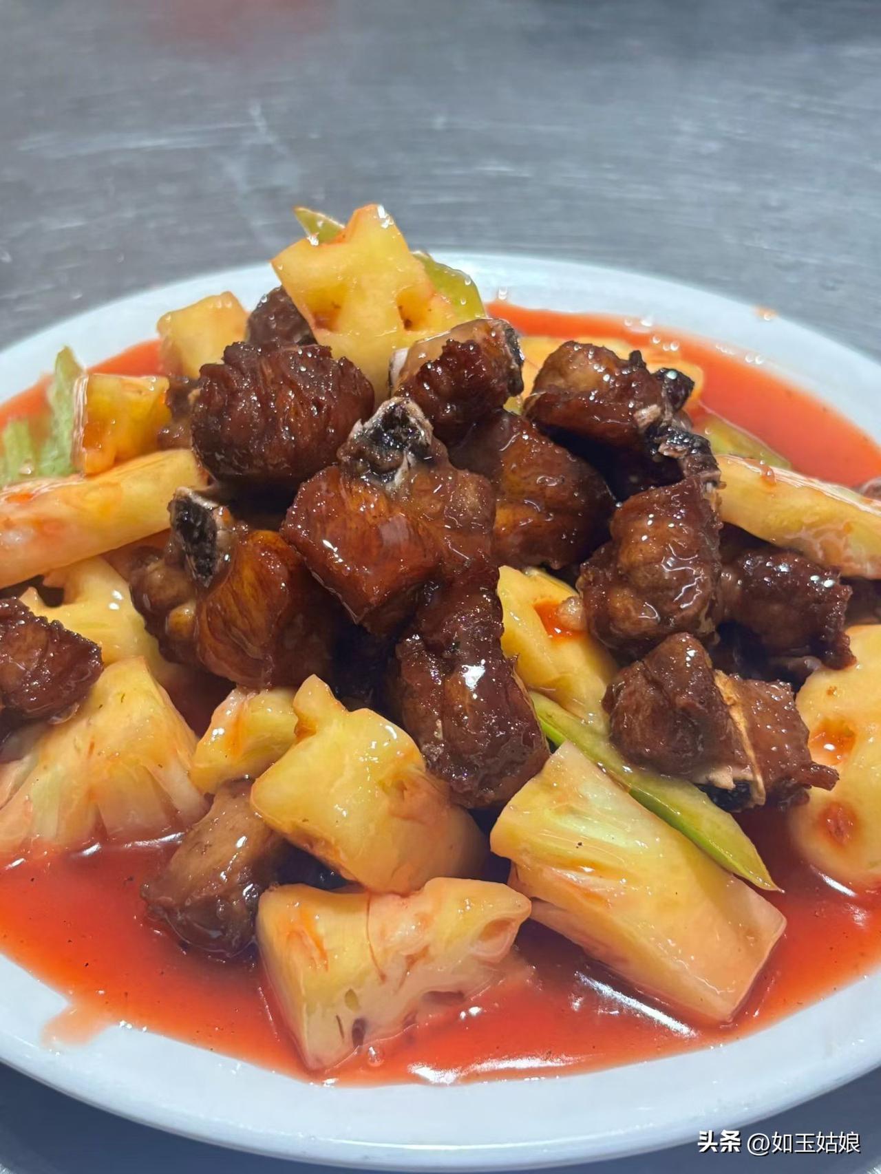 做这道菜时，先把排骨焯水，再用生抽、料酒等腌制，菠萝切块备用。锅中热油，将排骨煎