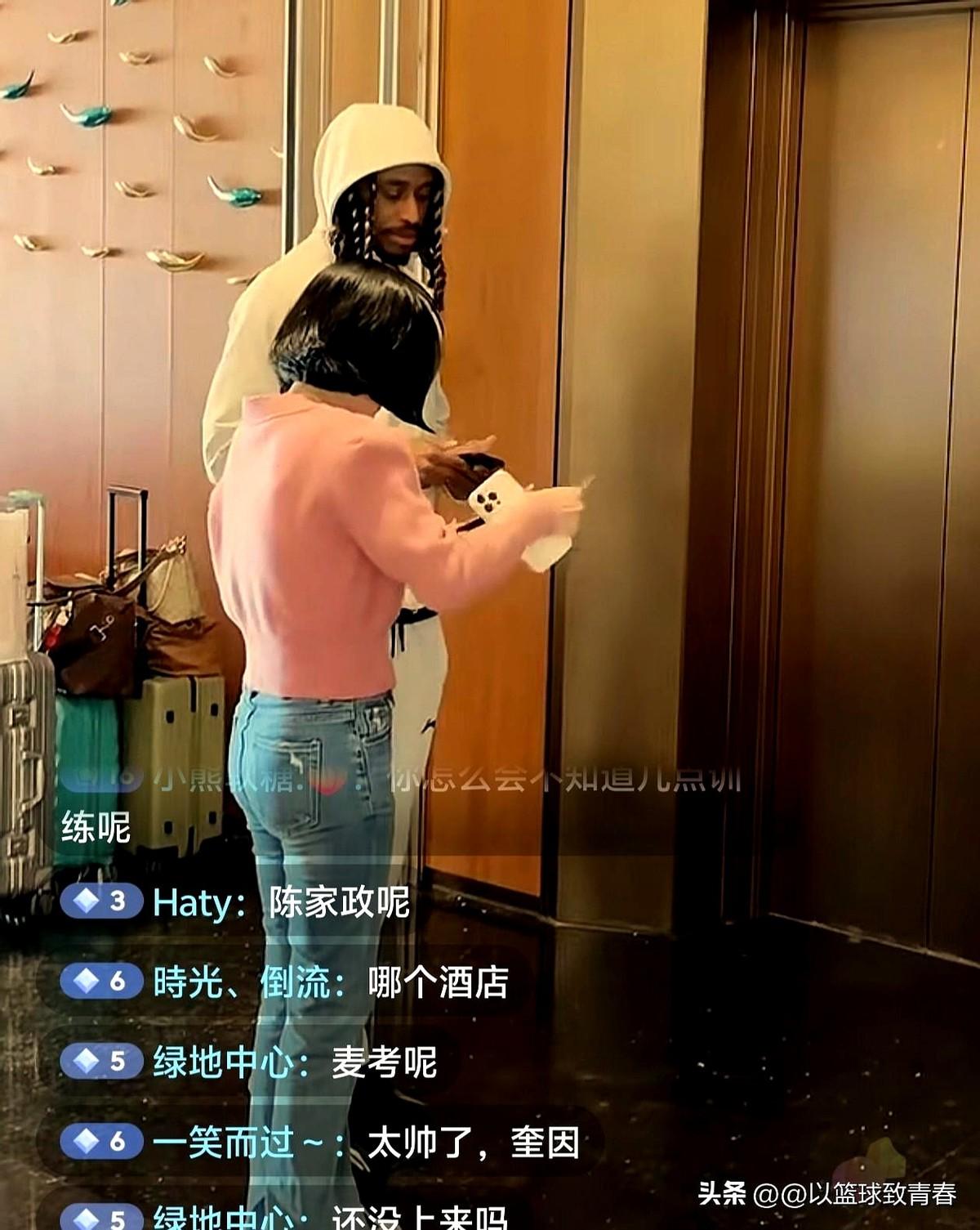 哎，看到麦考尔这状态，心里也跟着堵。
下午广东队刚到青岛，他没去跟大家闹腾，一个