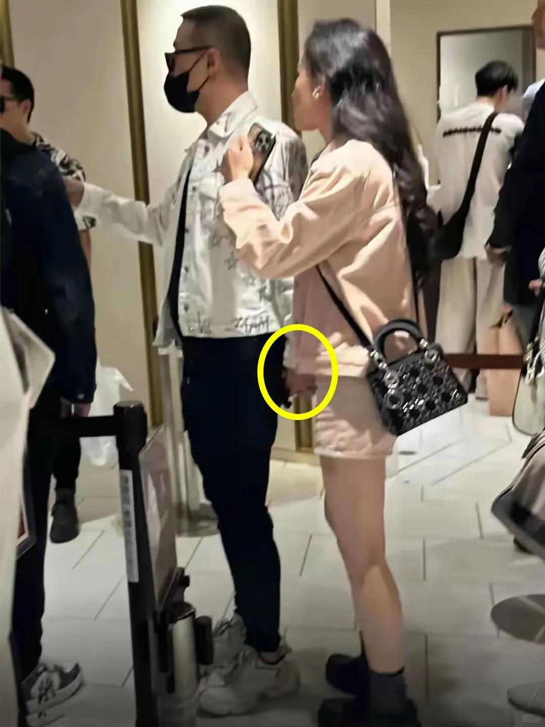 汪峰开始公开带女友逛街和回家过夜，完全不避嫌，看到两人手牵手的画面，绝对能把前妻