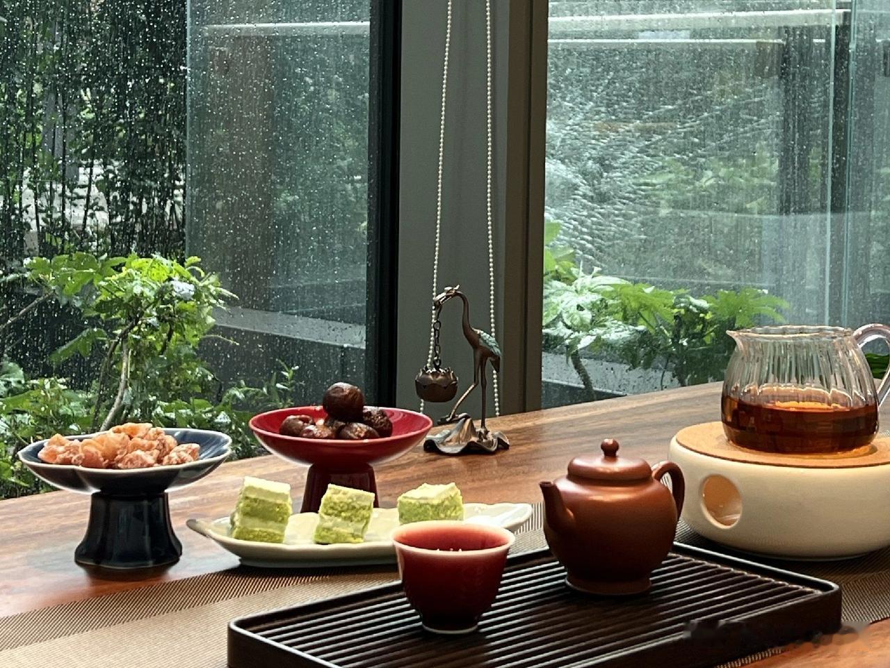 雨珠在落地窗上绘出抽象画，书房化作了避世孤岛。白泥小炉煨着十年普洱，茶气与旧书香