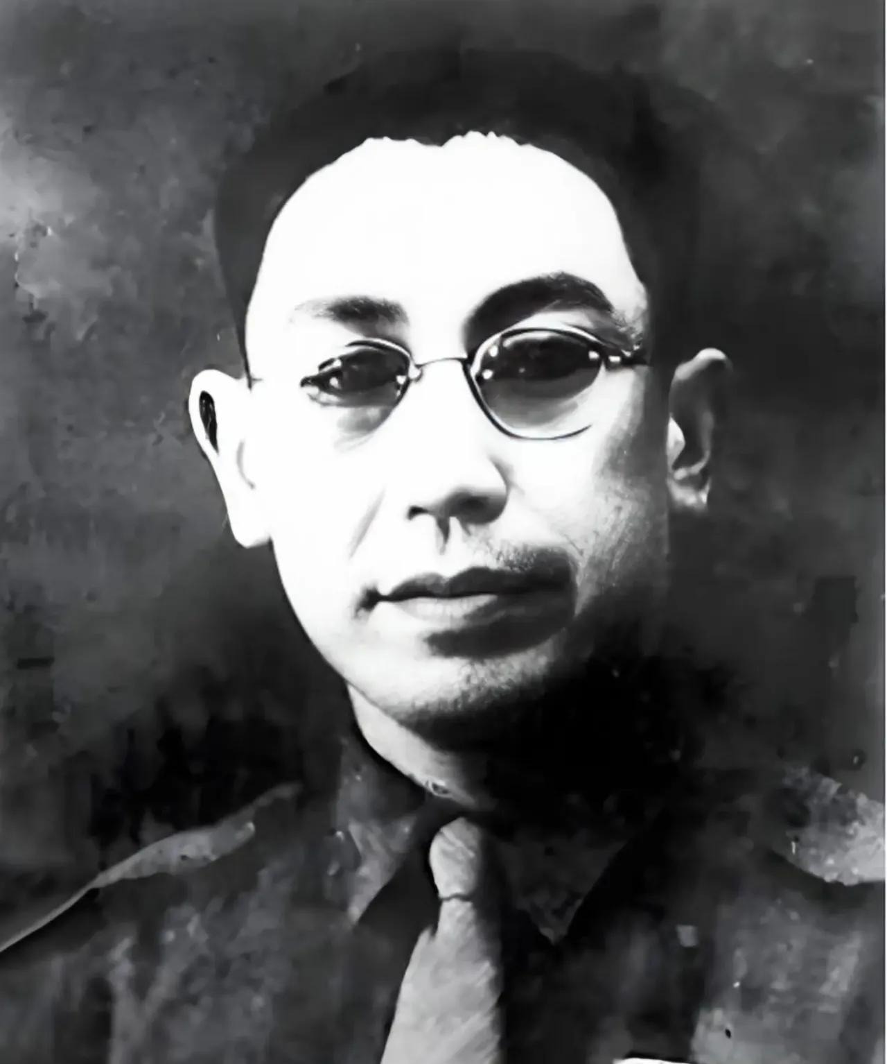 有国民党高官怀疑郭汝瑰是共谍，于是向蒋介石举报。
蒋介石问，有什么理由？
举报的