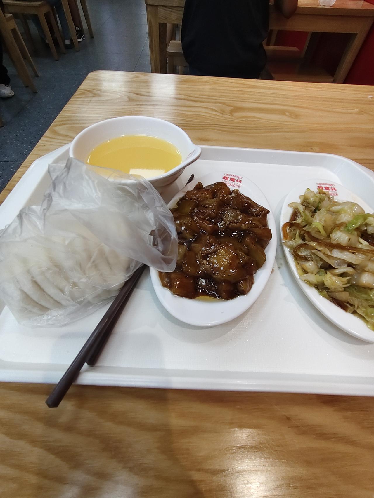 昨天中午去威海超意兴张村店吃饭发现现在人流量依然很大，一楼几乎都坐满了顾客而且菜