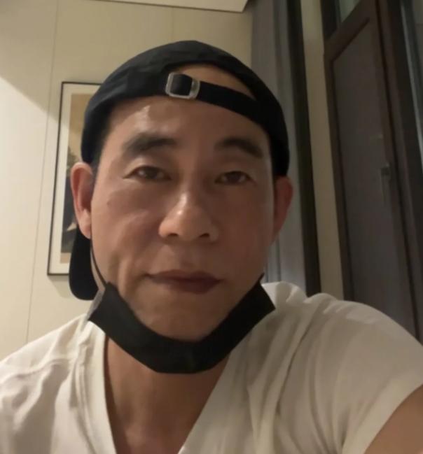 10月30日，长得很像陈小春的工厂大哥陈祥禄，又因为直播引起了网友讨论。网上有说