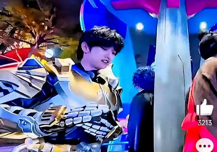 穆祉丞花车巡游秒变“全自动饭撒机”！
两边有粉丝，直接360°自转互动，端水端到