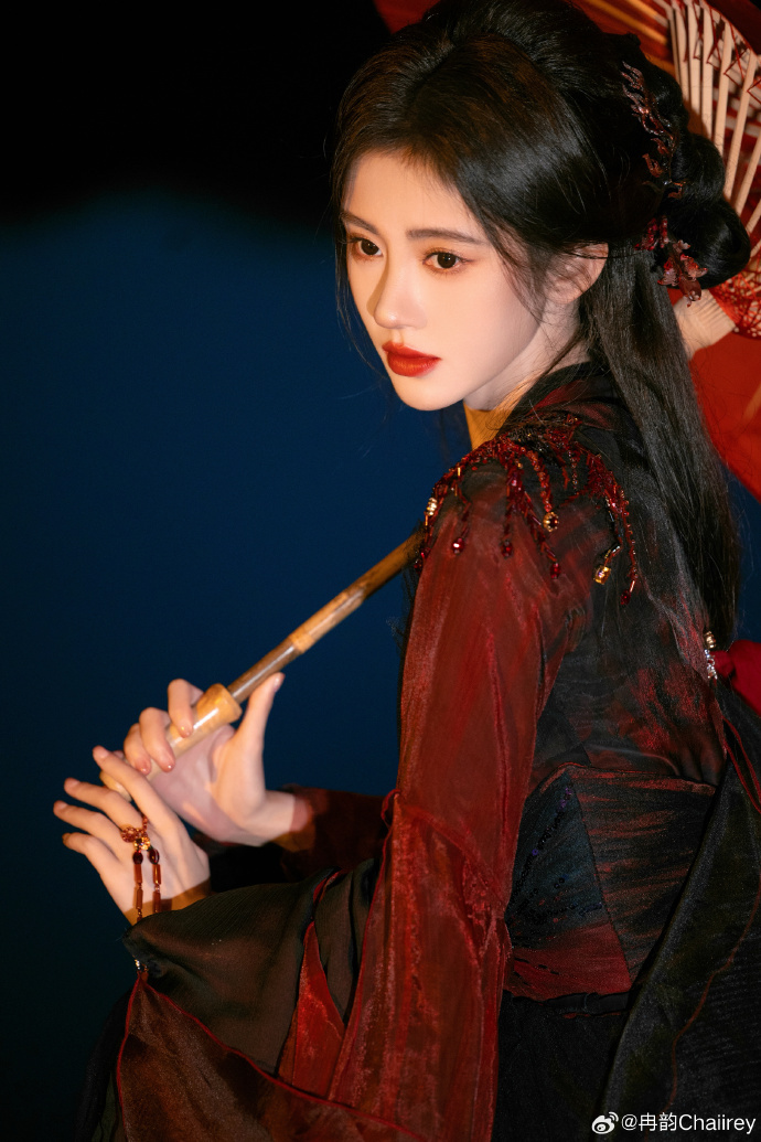 #鞠婧祎撑伞独行##鞠婧祎红色妖姬具象化#红衣的鞠婧祎在月下撑伞，那画面如同画卷
