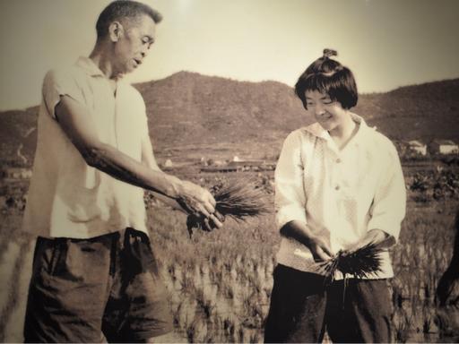 1952年，全军干部级别评定结束。新疆军区后勤部部长甘祖昌被定为师级，妻子龚全珍