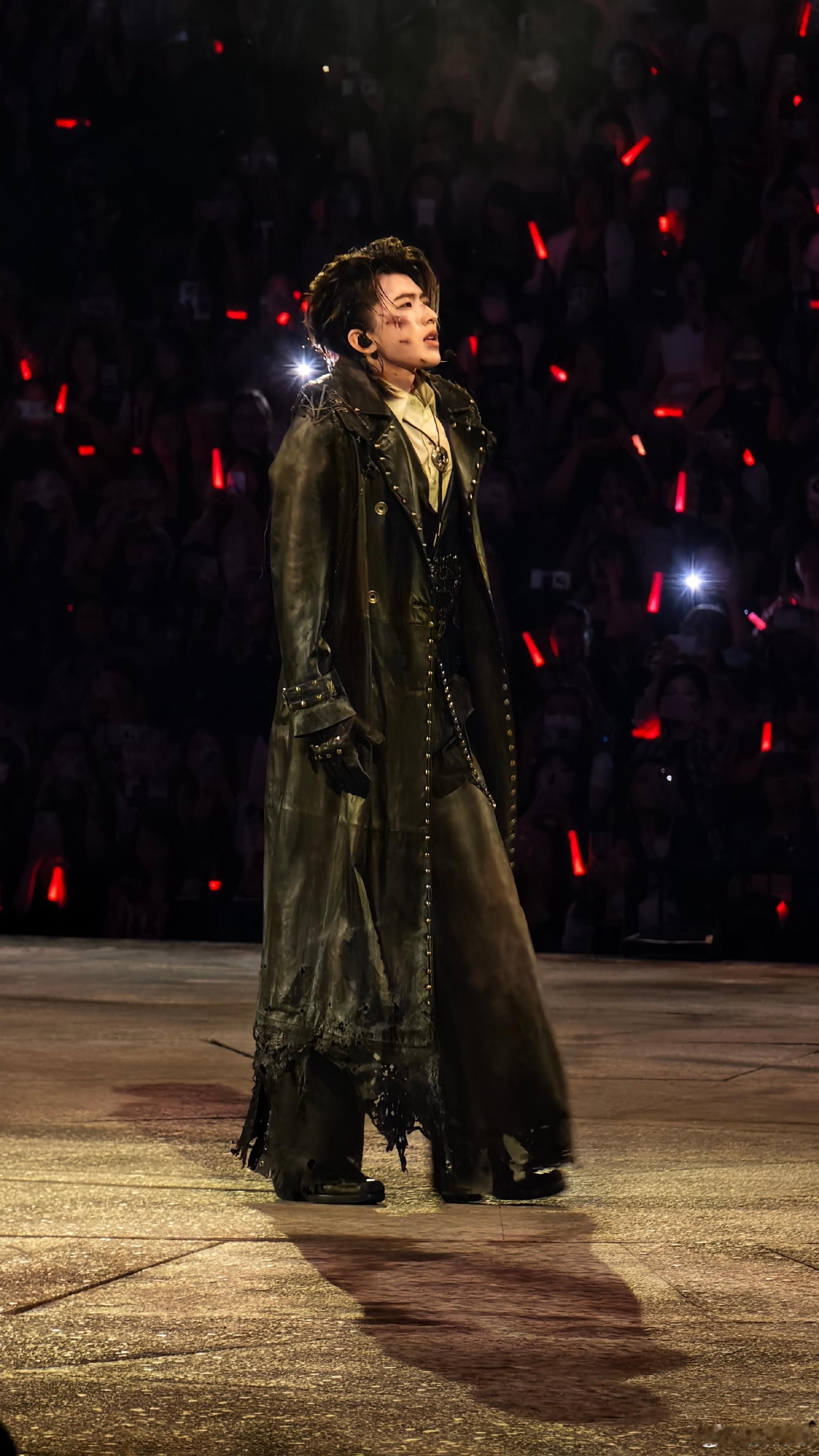 蔡徐坤演唱会战损妆西部荒野主题舞台开启，蔡徐坤The Deadman生日场造型亮