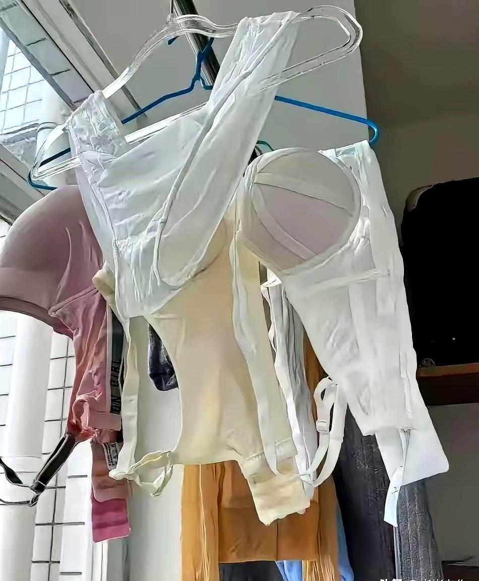 在福利房临住的几个月，阳台像贴在一起。
妻子的邻居把房子租给几个护工，串串贴身衣