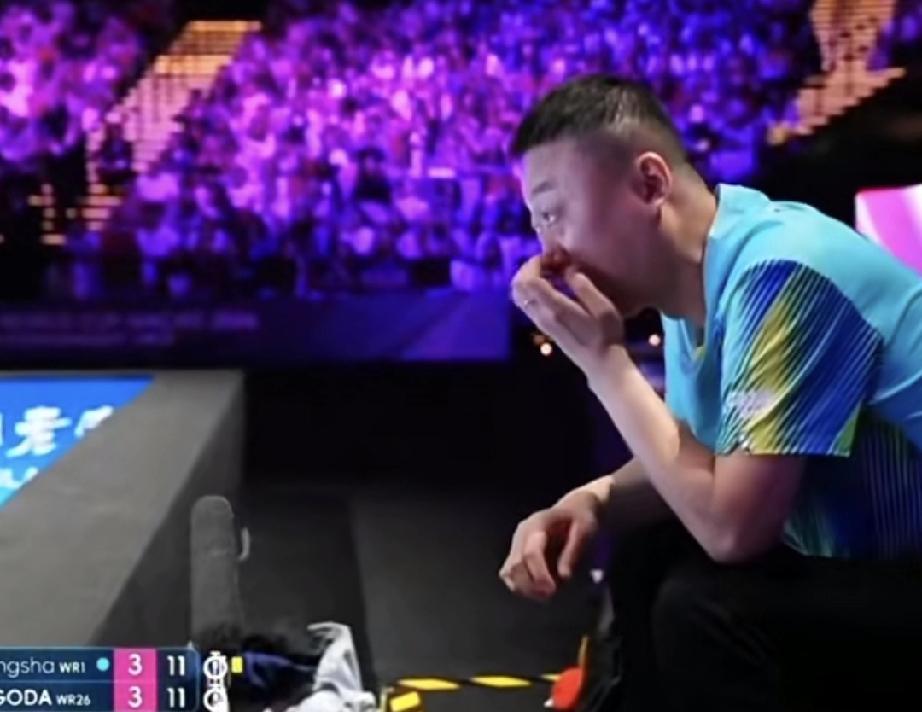 马琳在场边的一些小动作，感觉到紧张了！
一会用手扣扣鼻子，一会捂捂胸口，两眼圆睁